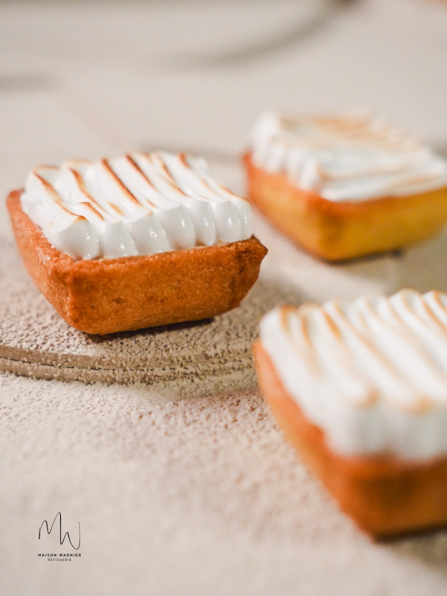 Tartelettes citron meringuées dorées sur ardoise poudrée